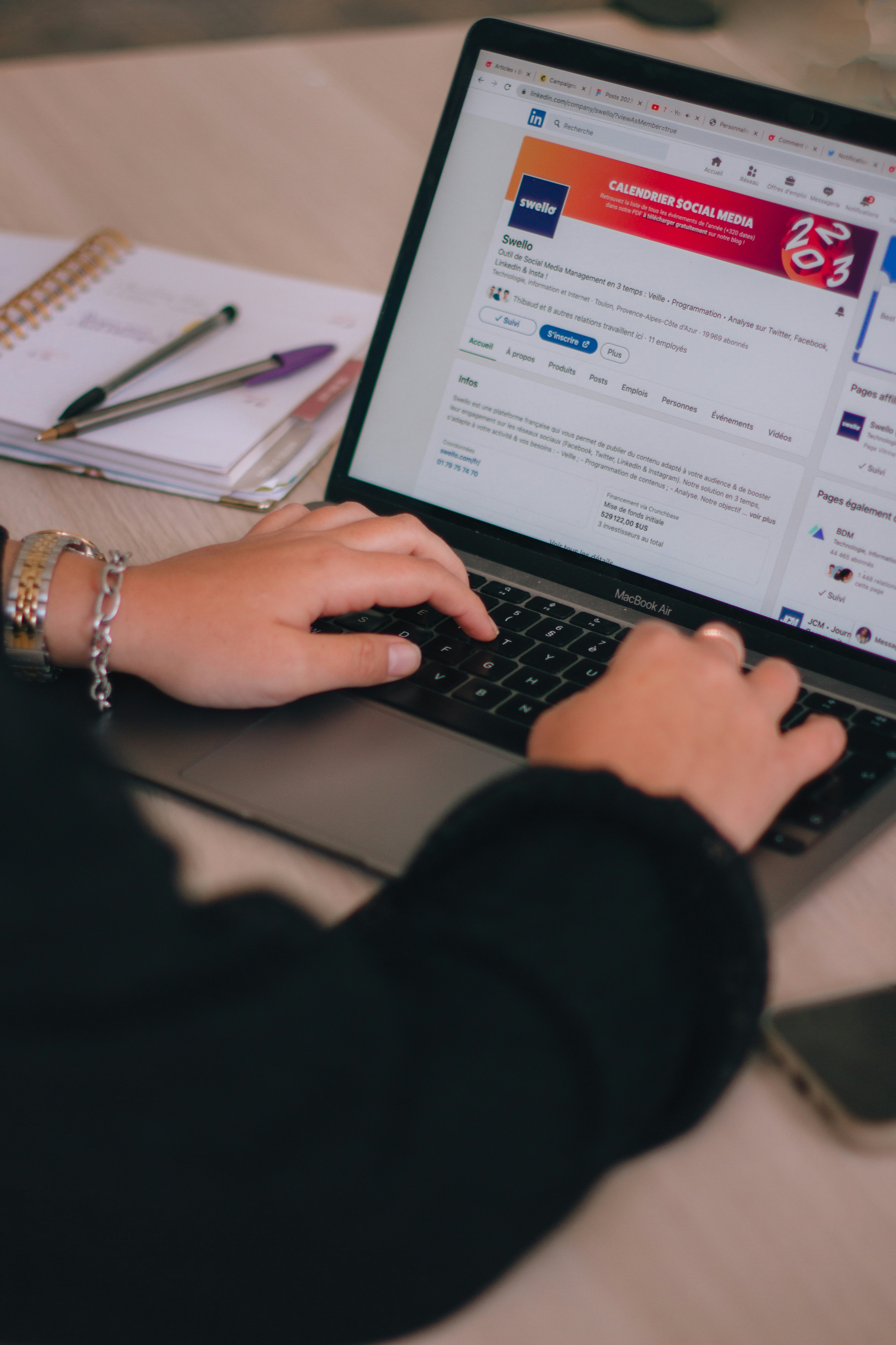 Profissional brasileira otimizando LinkedIn em inglês para vagas internacionais